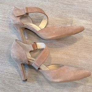 Paul Green Women’s Size 9 Deer Suede 3-1/2” heel, great condition!